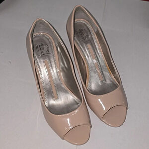 New Directions Beige Nude Heels w Peep Toes Womens Size 8.5